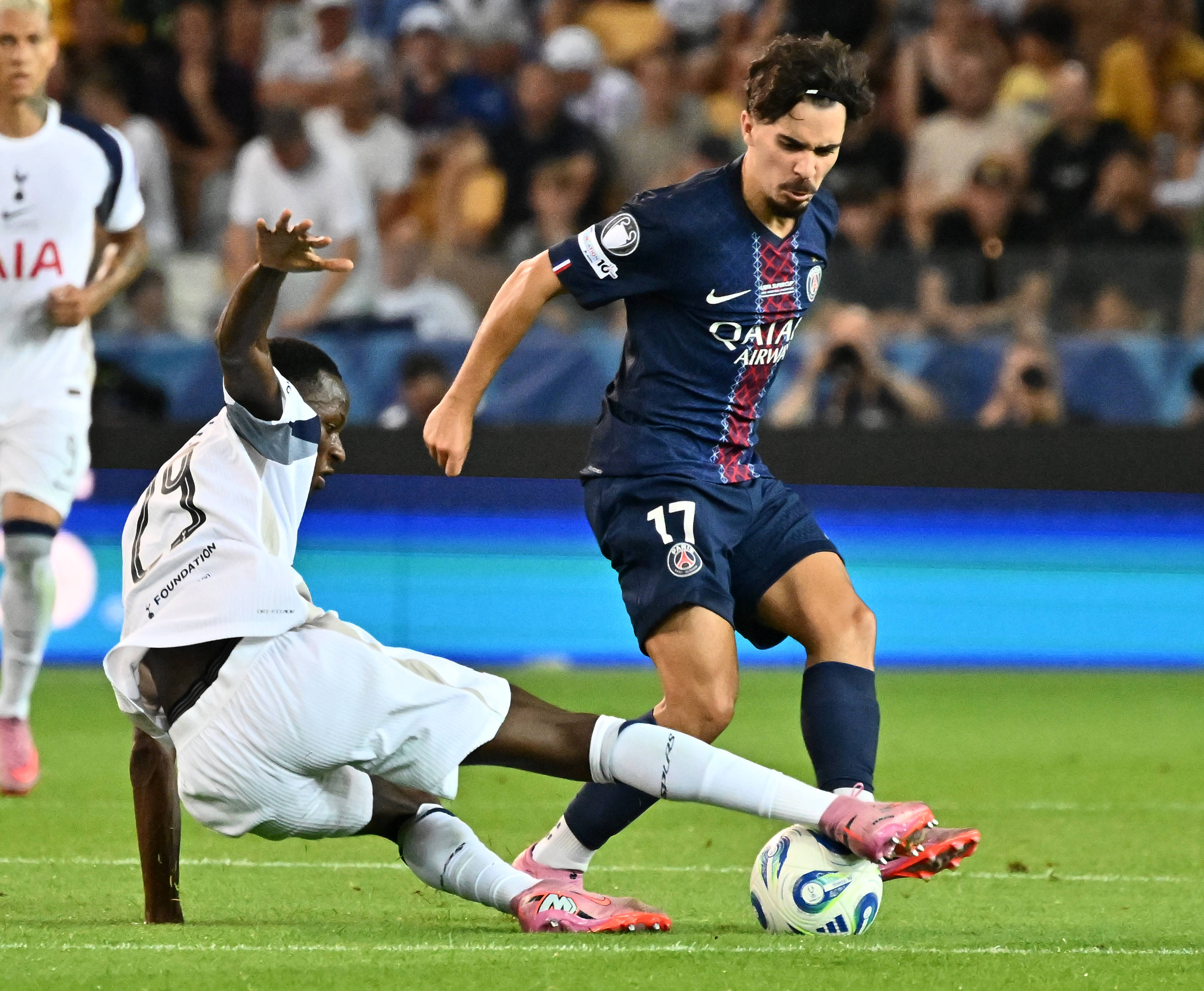 包含今夜法甲焦点战，那不勒斯豪取连胜，态度坚定，团队化学反应显著的词条